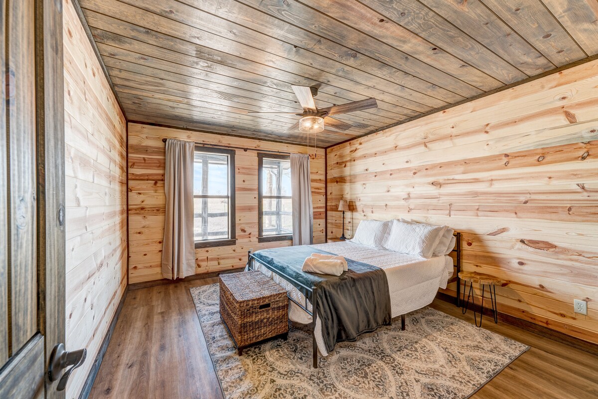 Chumba cha kulala cha nne cha kujitegemea pia kina kitanda cha ukubwa wa queen.