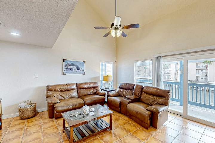 2br Canal-front Condo With Dock, Hot Tub, Pool, Ac - Corpus Christi, TX