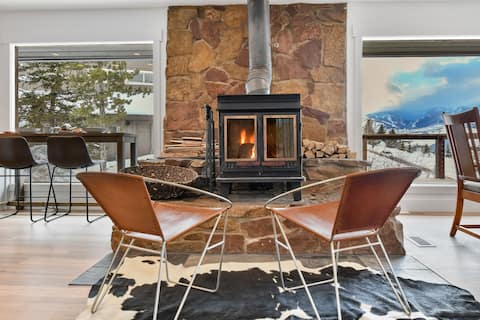 2 Living Spaces with Views Mountain View Dream