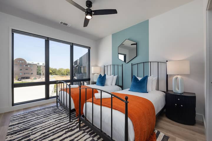 Chumba cha 2 cha kulala chenye vitanda pacha 2, madirisha ya sakafu hadi dari na bafu la ndani.