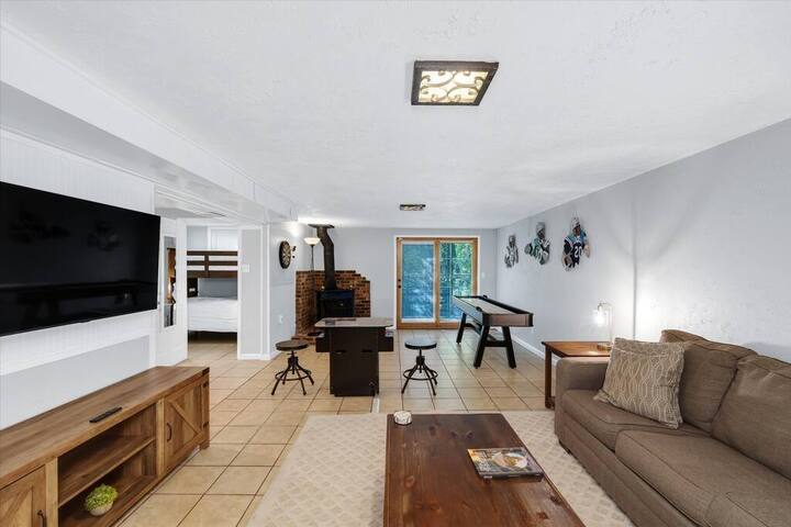 Hot tub|fire pit|Arcade game|King bed|6 mi to DT gallery image 5