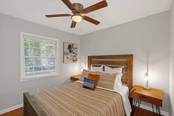 寝室# 2.取り付けられた薄型テレビを備えたクイーンサイズベッド