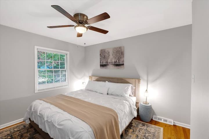 寝室# 3. 2階のキングサイズのベッド。