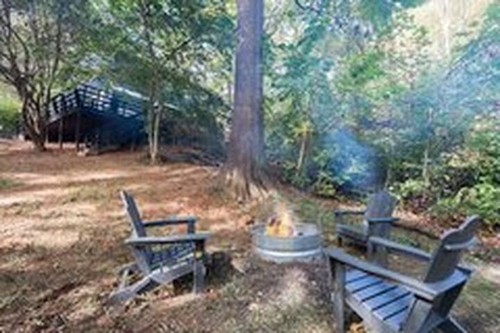 Hot tub|fire pit|Arcade game|King bed|6 mi to DT gallery image 4