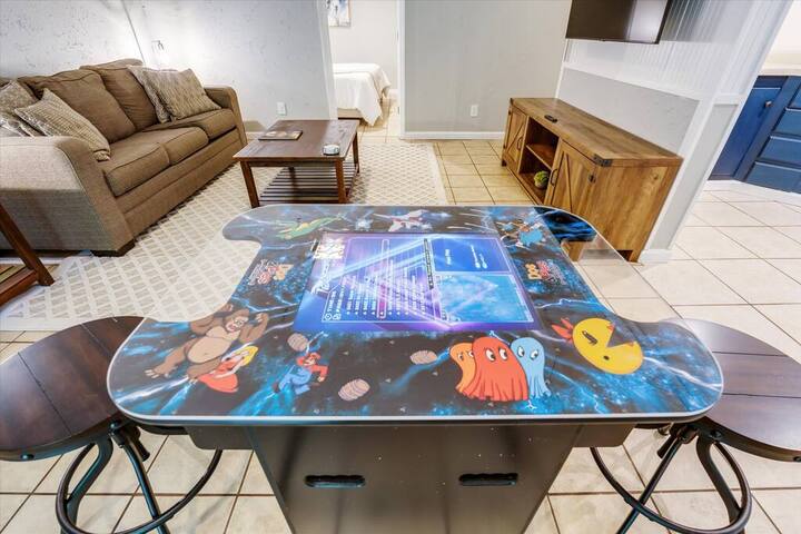 Hot tub|fire pit|Arcade game|King bed|6 mi to DT gallery image 2