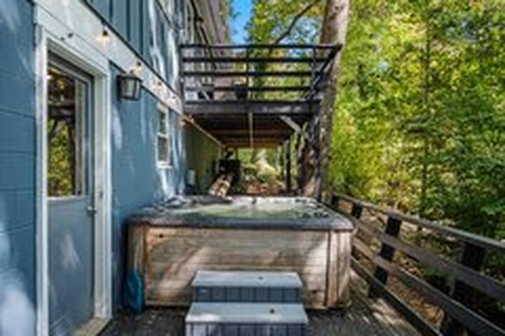 Hot tub|fire pit|Arcade game|King bed|6 mi to DT gallery image 3