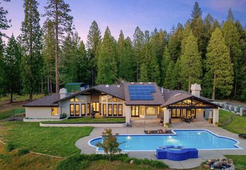 Close to Tahoe Mountain Mansion—Pool-Spa-Game Room