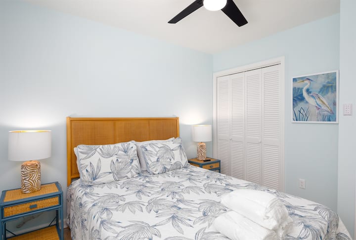 مخزن الملابس داخل خزانة في غرفة النوم