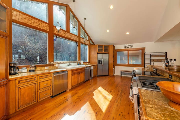 Stone’s Throw Farmhouse, Asheville! Dogs welcome!