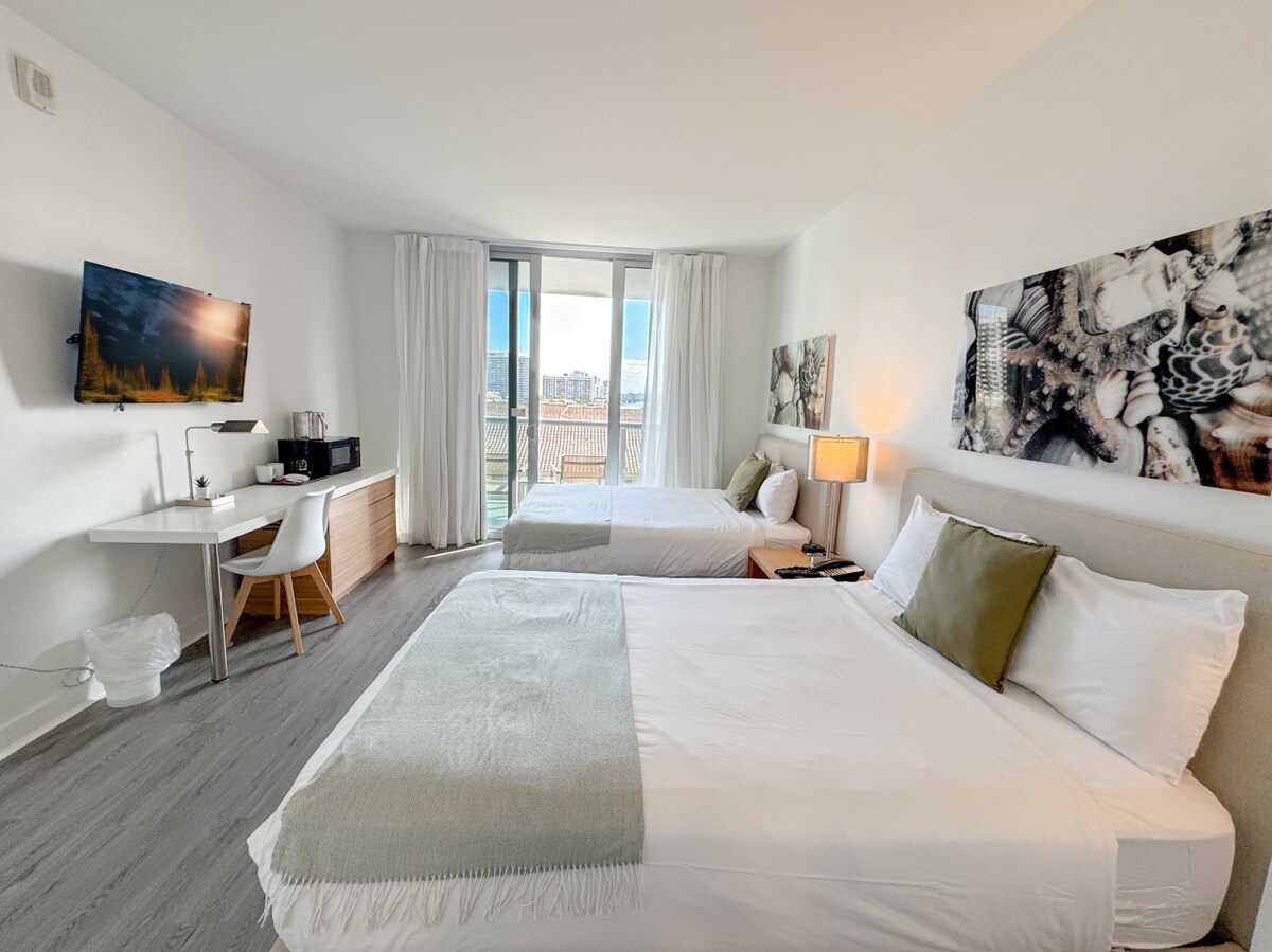 Მყუდრო და ნათელი საძინებელი ცალკე აივნით.