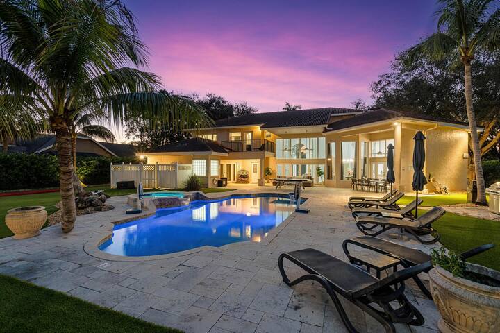 Luxurious 7-Bedroom Villa with Pool & Games gallery image 2