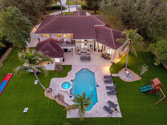 Luxurious 7-Bedroom Villa with Pool & Games gallery image 3