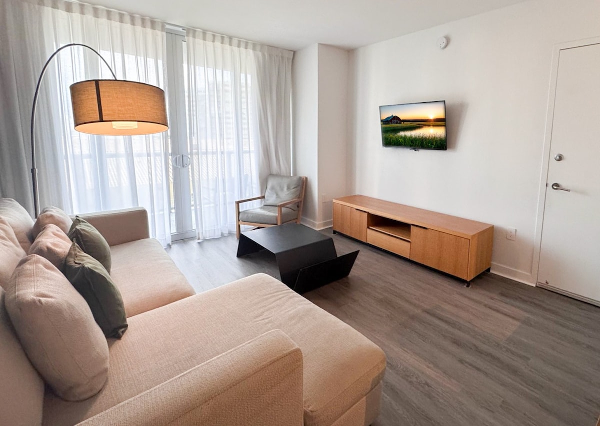 ห้องนั่งเล่นสบายๆ ที่เปิดออกสู่ระเบียงส่วนตัว