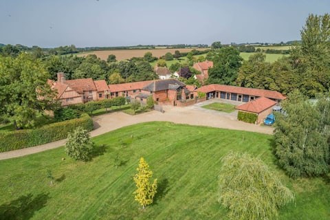 Semer Barns - Suffolk dream with pool