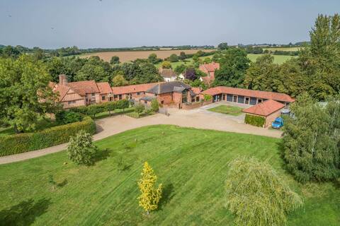 Semer Barns - Suffolk dream with pool