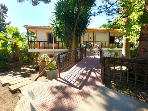 Airbnb em destaque: Caparica, V4 House with garden in Lazarim em União Das Freguesias De Caparica E Trafaria