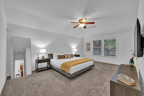 Successful Airbnb property: Near Woodlands | Quiet 3BR | King + Bonus Room in The Woodlands