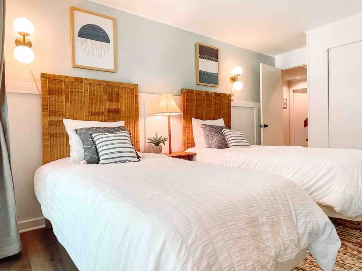 Táto svetlá a vzdušná spálňa má dve samostatné postele, dva stoly, televízor a priamy prístup do salónika na terase na prvom poschodí. Táto izba má všetko, čo potrebujete.