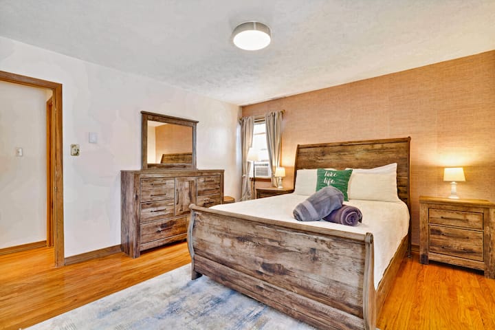 Dormitorio ★☆principal☆★ Con cómodas y un armario espacioso, hay mucho espacio para mantener tus pertenencias organizadas durante tu estadía