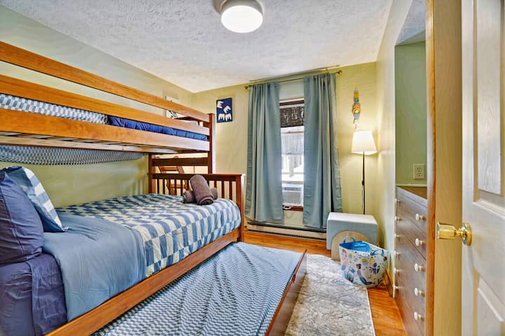 ★☆Dormitorio #3☆★ Perfecto para una pijamada infantil, este acogedor dormitorio cuenta con una cama individual en la parte superior, litera completa en la parte inferior y cama nido extraíble adicional. Es un lugar ideal para que los niños se relajen.