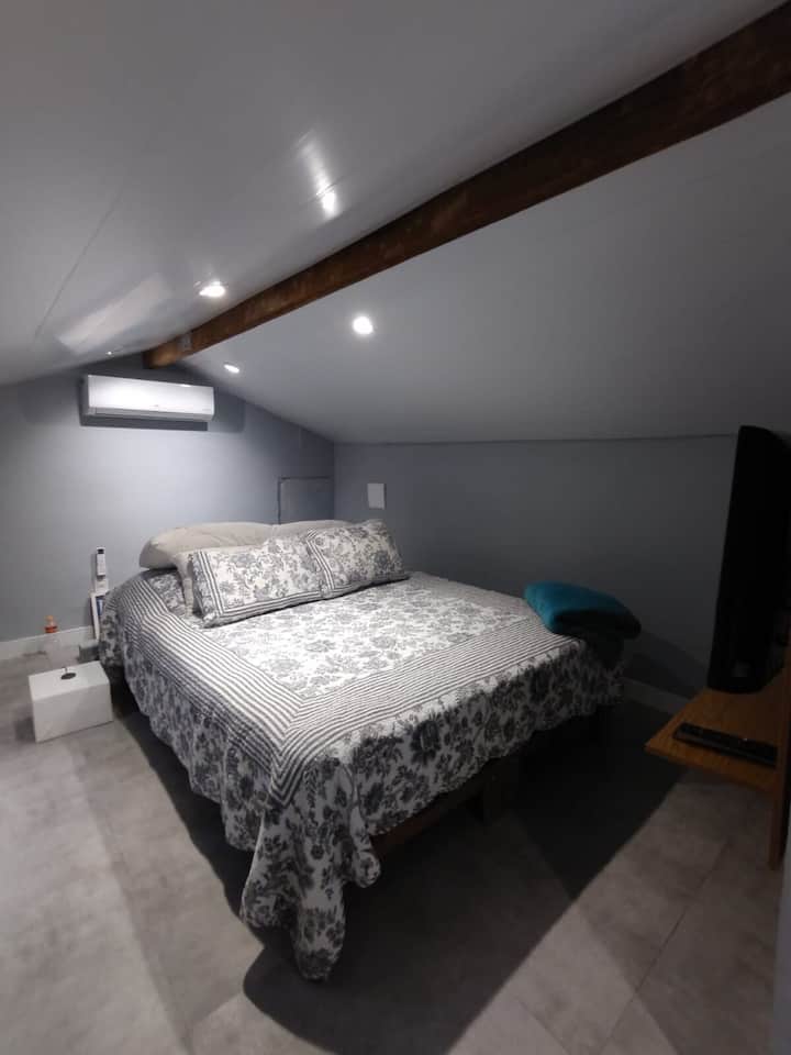 Cama tamaño queen en el Sotão