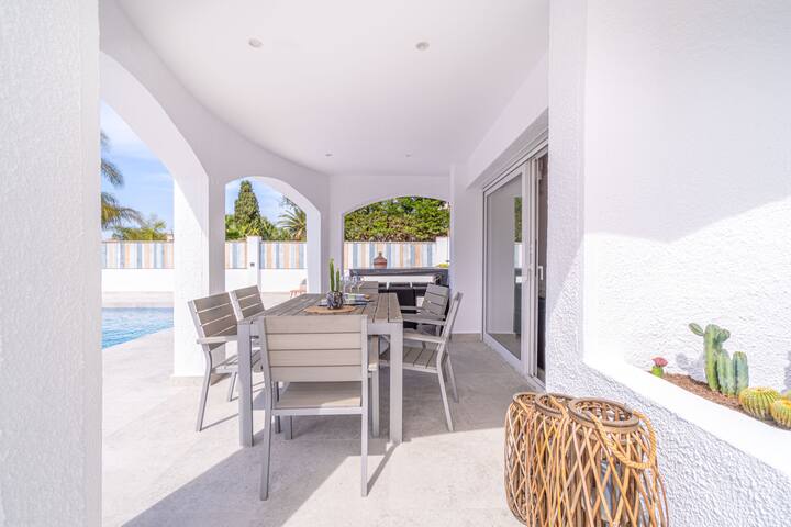 150-Beautiful canal house with pool and mooring-Em gallery image 5