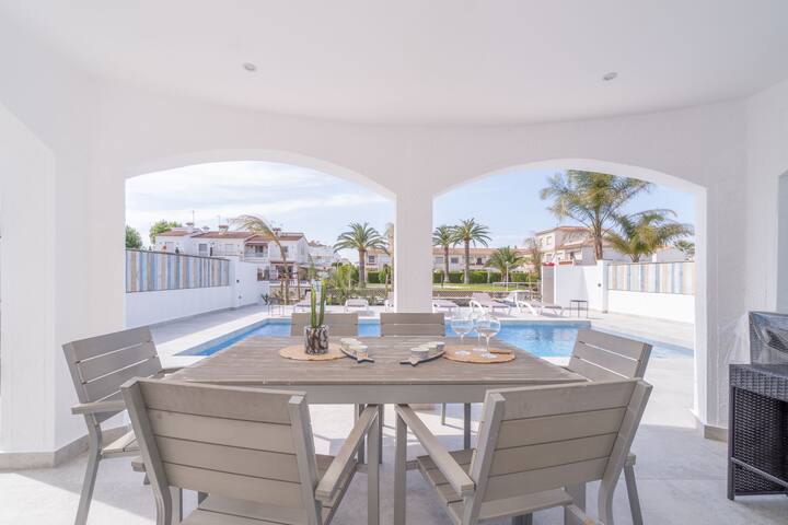 150-Beautiful canal house with pool and mooring-Em gallery image 4