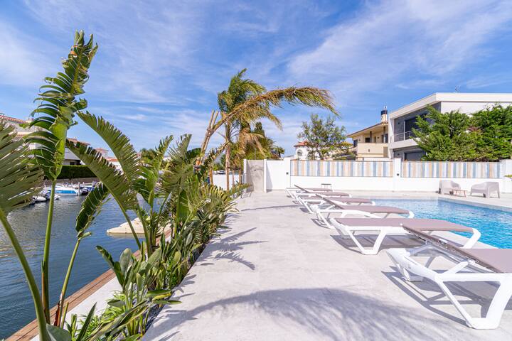 150-Beautiful canal house with pool and mooring-Em gallery image 3