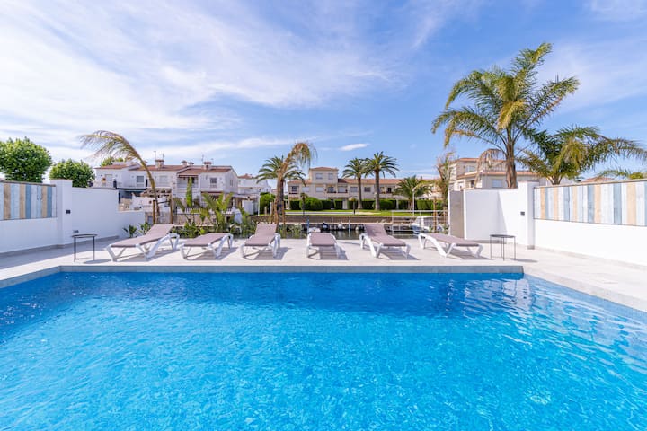 150-Beautiful canal house with pool and mooring-Em