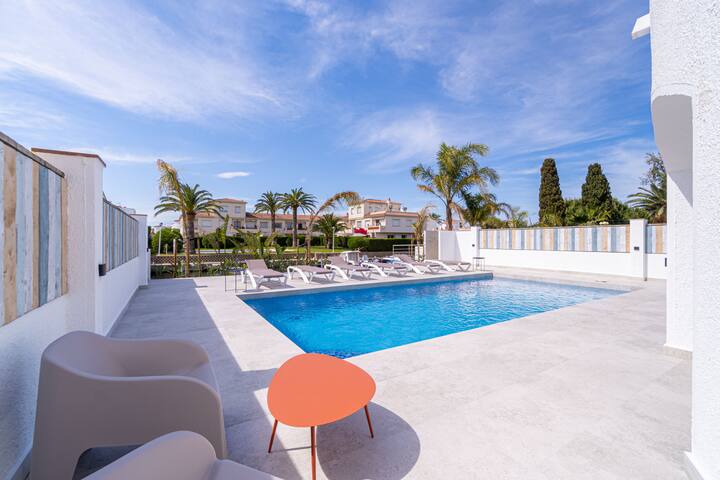 150-Beautiful canal house with pool and mooring-Em gallery image 2