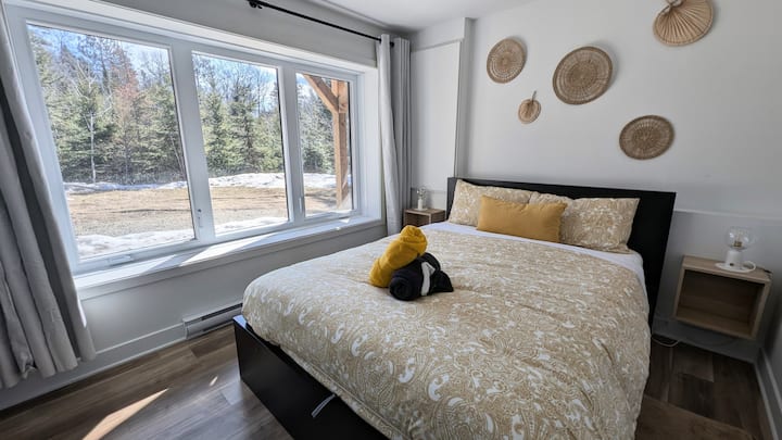 Ყვითელი ოთახი - საწოლი და სამუშაო მაგიდა 152 × 203 სმ