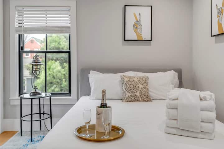 Spacious 2bd With Living Room, Kitchen, Parking! - Charleston, SC