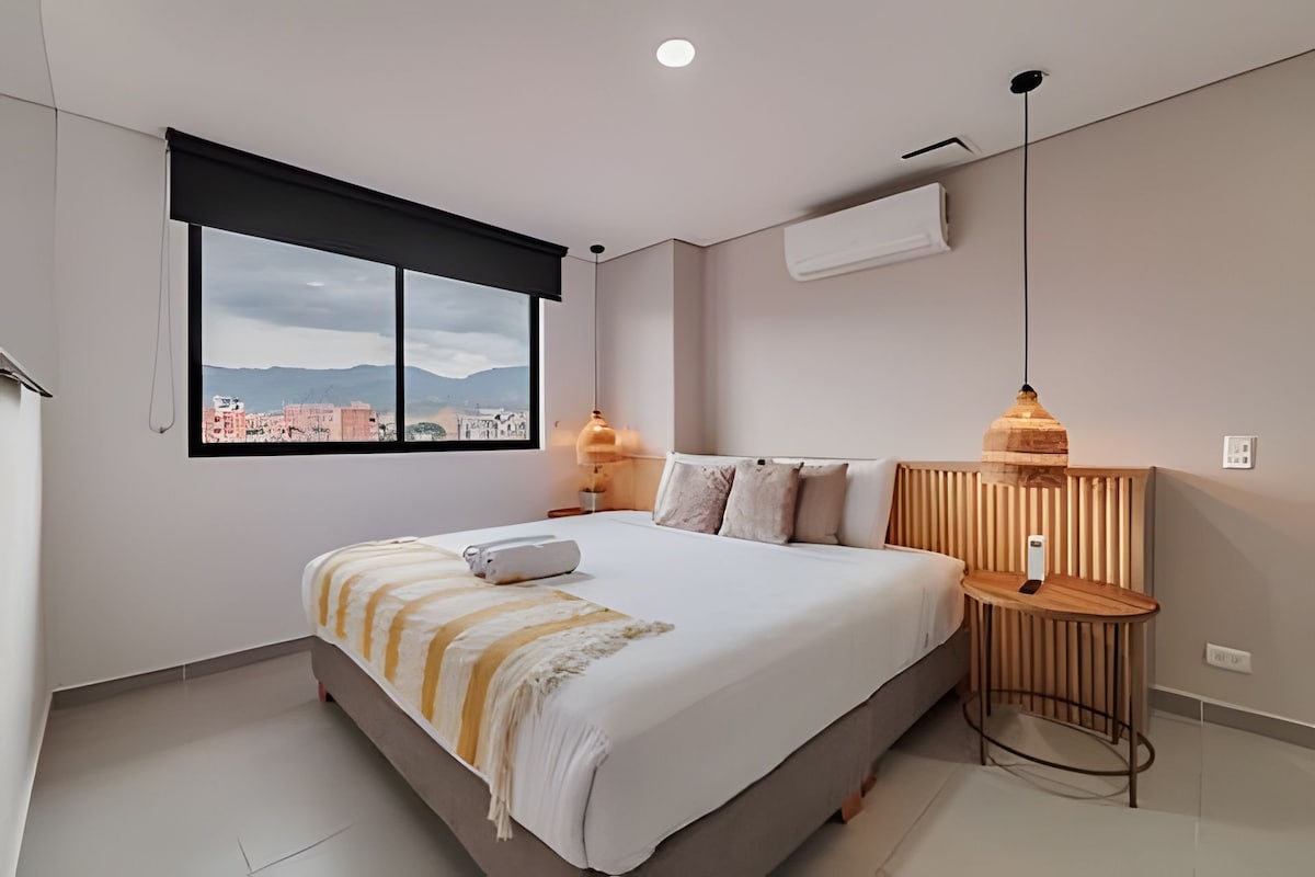 Third room with queen bed, air conditioning and a flat screen TV. A comfortable and private space, ideal for resting. The bathroom is located in the hallway, shared with other areas of the house.