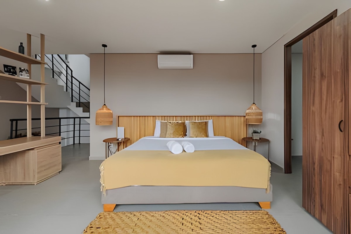 PH air-conditioned master bedroom, king-size bed, flat-screen TV, and private bathroom. Direct access to the terrace with jacuzzi, an exclusive space to relax and enjoy the panoramic views.