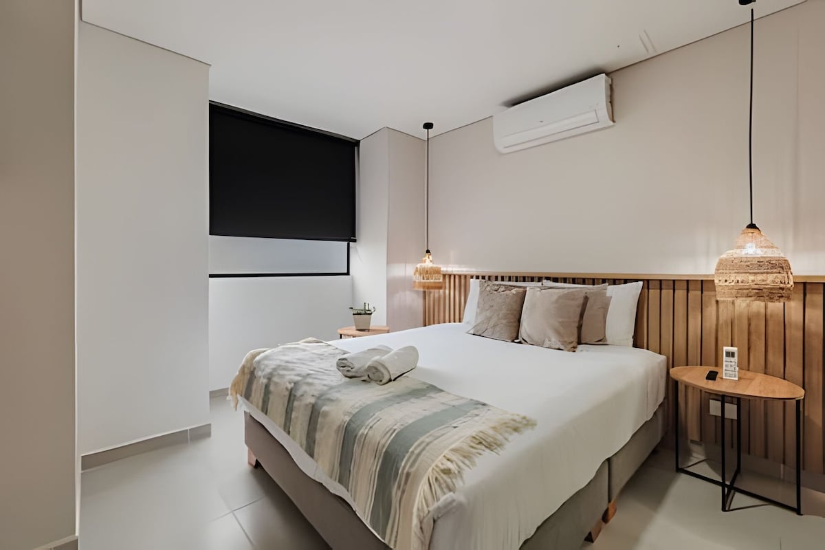 Secondary room with air conditioning, comfortable bed, flat screen TV and private bathroom. A private and quiet space, ideal to rest and enjoy the comfort during your stay.