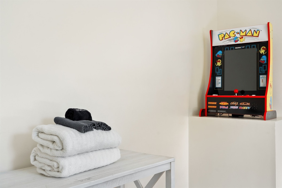 "Super clean, has a wonderful view, the owners were super helpful and nice and provided more than what I expected. I definitely recommend staying here!" April 2024