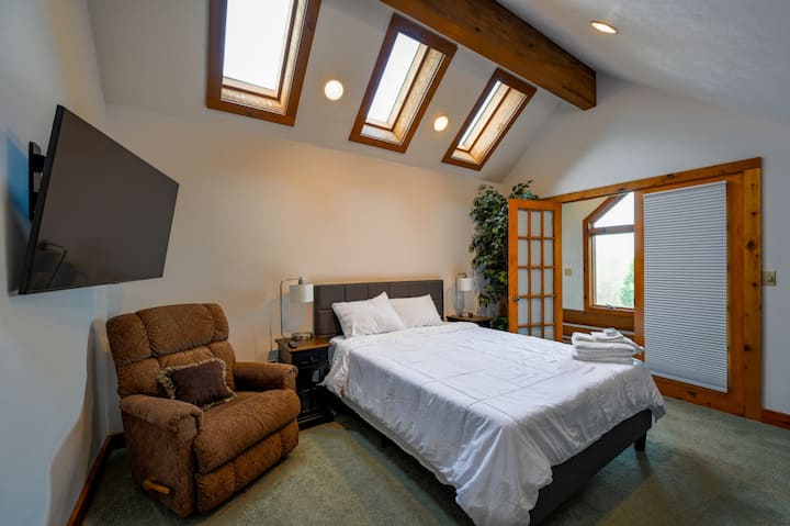 Spavaća soba s bračnim krevetom na 2. katu iznad garaže