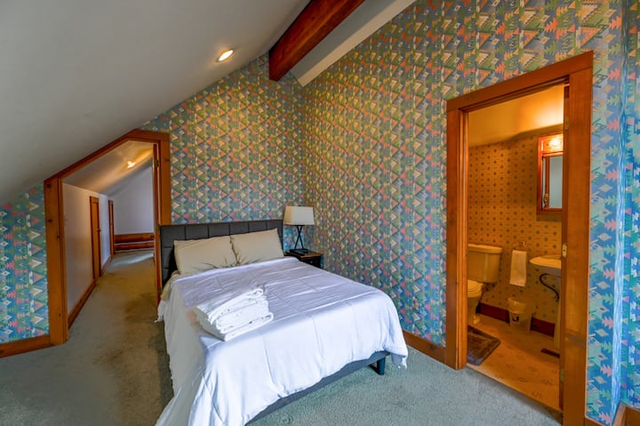 Dvokrevetna soba na 2. katu iznad garaže s kupaonicom