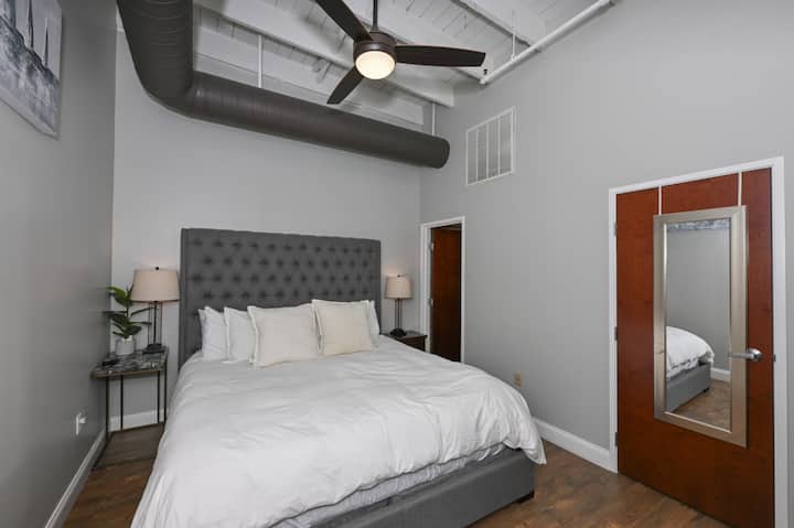 Spálňa s manželskou posteľou a kúpeľňou