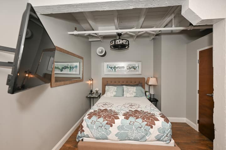 Spálňa s manželskou posteľou a kúpeľňou