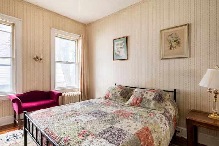 Okúzľujúca spálňa: Slnečné izby s vintage výzdobou a pohodlnou prikrývkou, ideálne na pokojné noci!