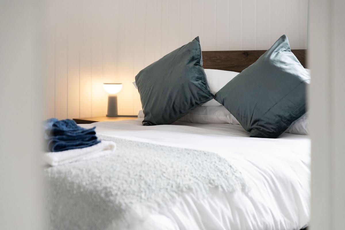 Erfolgreiche Airbnb-Immobilie: Quiet City Center Apartment opposite the park in Quedgeley