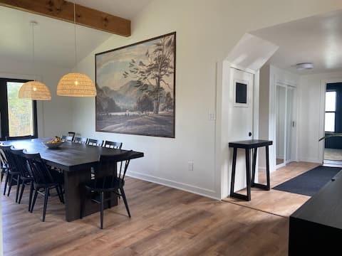 Stylish Farmhouse - Close to Ski, Golf + Hot Tub