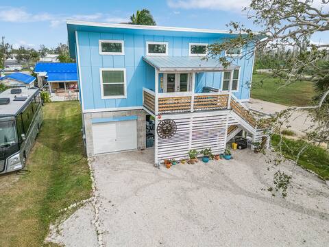 Blueberry Key, 2/1 Overlooking canal, boat dock!