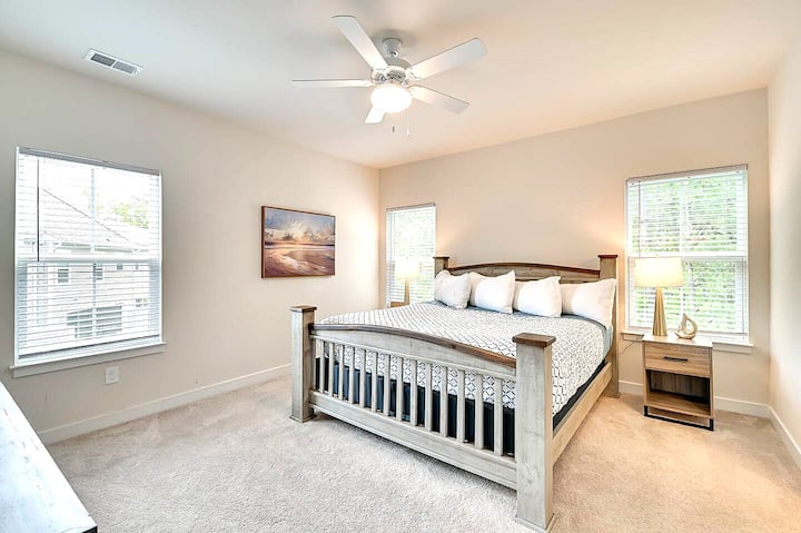 Prostrana glavna spavaća soba ima pametni TV i pripadajuću glavnu kupaonicu.