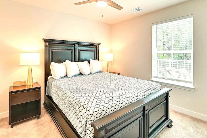 Druga spavaća soba na trećoj etaži ima pametni TV.