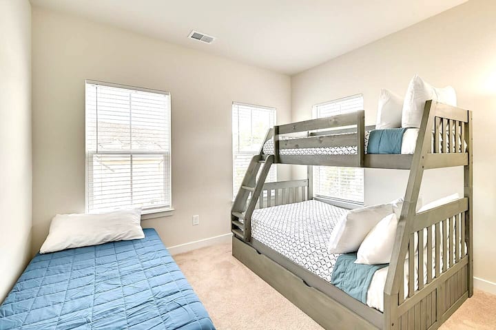 Spavaća soba na trećoj etaži ima Smart TV, krevet na kat (bračni krevet preko punog kreveta) i krevet za jednu osobu koji se može preklopiti.