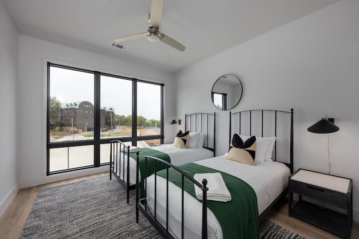 მე-2 საძინებელი, რომელშიც არის 2 ტყუპი ზომის საწოლი ჯეკისა და ჯილის სტილის კომპლექტით, რომელიც ერთმანეთთან აკავშირებს მე-2 საძინებელსა და ძირითად საცხოვრებელ სივრცეებს.