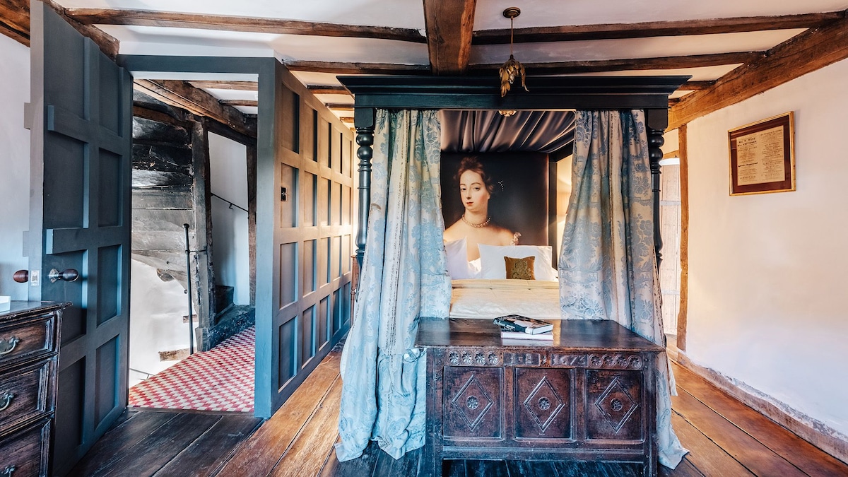 Nell Gwyn Room, Beaufort Farmhouse, Bolthole Retreats