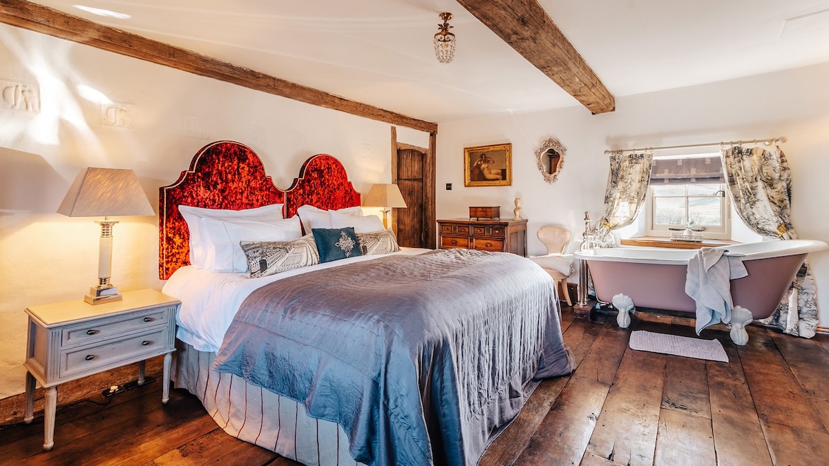 King Charles Room, Beaufort Farmhouse, Bolthole Retreats